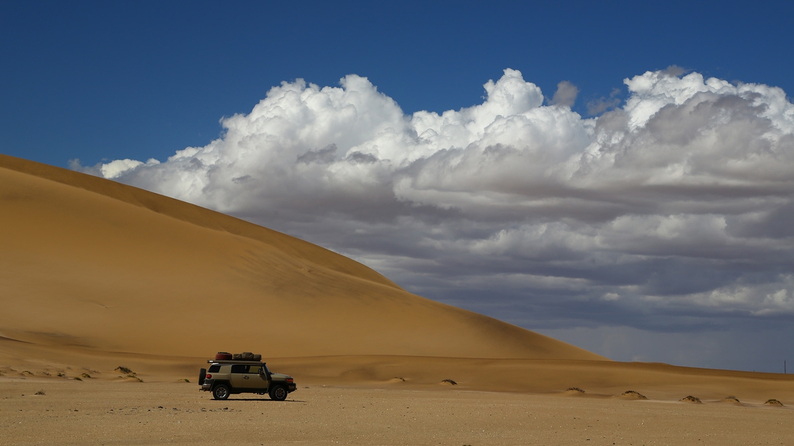 Toyota-FJ-Cruiser-rijdend-in-de-woestijn